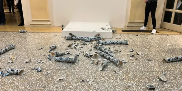 Ιταλία: Άνδρας έσπασε γλυπτό του Κινέζου καλλιτέχνη Άι Γουεϊ στα εγκαίνια έκθεσης τέχνης