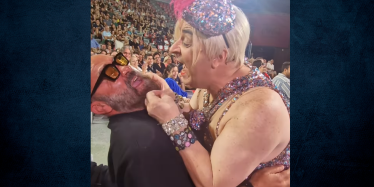 Ο Σεφερλής… παρενοχλεί τον Γκουντάρα: «Βλέπει η γυναίκα μου» – «Και η δικιά μου!»(Βίντεο)