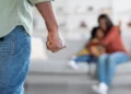 Αλεξανδρούπολη: Έσπασε το χέρι της συντρόφου του και έβαλε φωτιά στα έπιπλα