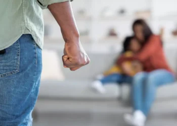 Αλεξανδρούπολη: Έσπασε το χέρι της συντρόφου του και έβαλε φωτιά στα έπιπλα