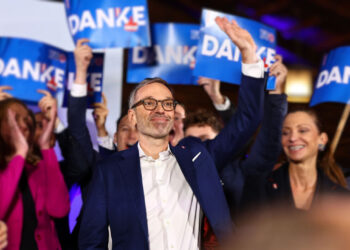 Αυστρία: Με σύνθημα «οχυρό η χώρα» η ιστορική νίκη για την ακροδεξιά – Γιατί σήμανε συναγερμό στην Ευρώπη η Επιτροπή Άουσβιτς