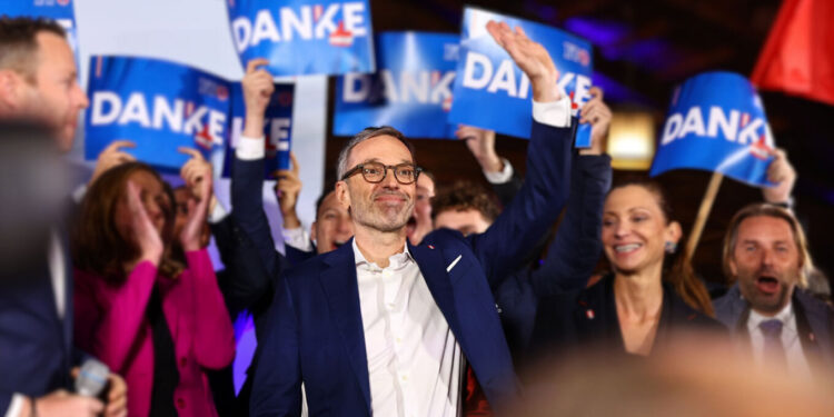 Αυστρία: Με σύνθημα «οχυρό η χώρα» η ιστορική νίκη για την ακροδεξιά – Γιατί σήμανε συναγερμό στην Ευρώπη η Επιτροπή Άουσβιτς