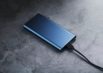 Πότε το power bank μπορεί να εκραγεί μέσα στο αεροπλάνο – Ηλεκτρολόγος μηχανικός εξηγεί