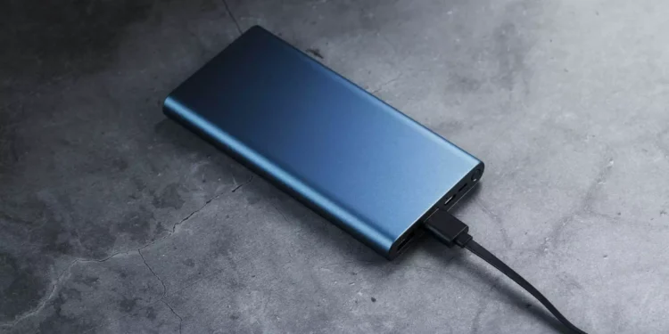 Πότε το power bank μπορεί να εκραγεί μέσα στο αεροπλάνο – Ηλεκτρολόγος μηχανικός εξηγεί