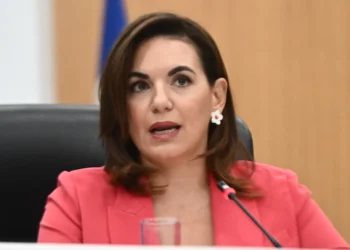 Κεφαλογιάννη: 20 ευρώ το τέλος κρουαζιέρας ανά επιβάτη που αποβιβάζεται σε Μύκονο και Σαντορίνη