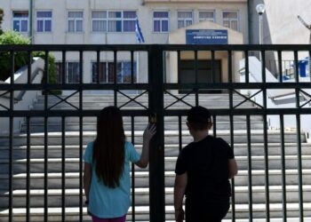 Σχολεία: Κλείνουν 1.000 τμήματα σε όλη τη χώρα – Έντονες αντιδράσεις για τις συγχωνεύσεις