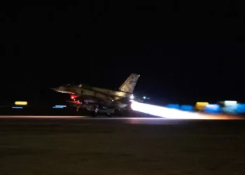 Λίβανος: Το Ισραήλ βομβάρδισε 100 βάσεις της Χεζμπολάχ – Με αντίποινα απειλεί η οργάνωση