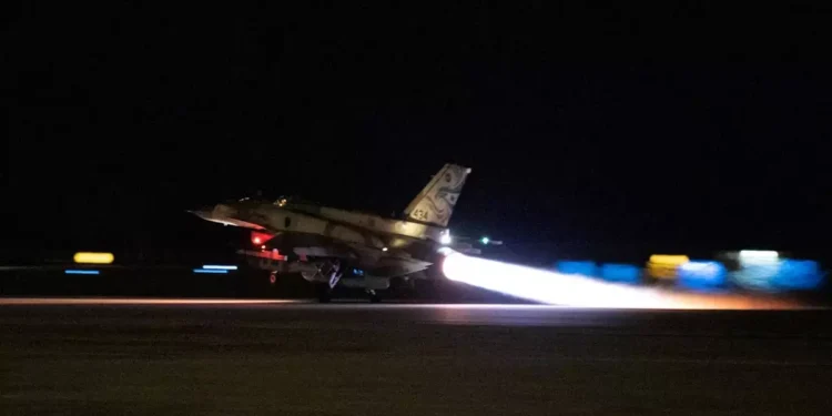 Λίβανος: Το Ισραήλ βομβάρδισε 100 βάσεις της Χεζμπολάχ – Με αντίποινα απειλεί η οργάνωση