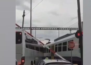 Αθήνα: Παρ’ ολίγον σύγκρουση τρένου με τουριστικό λεωφορείο