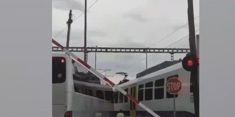 Αθήνα: Παρ’ ολίγον σύγκρουση τρένου με τουριστικό λεωφορείο