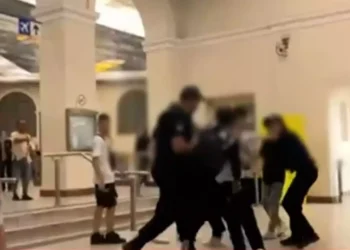 Μοναστηράκι: Μπουνιές και κλωτσιές μέσα στον σταθμό του Μετρό για ένα κινητό