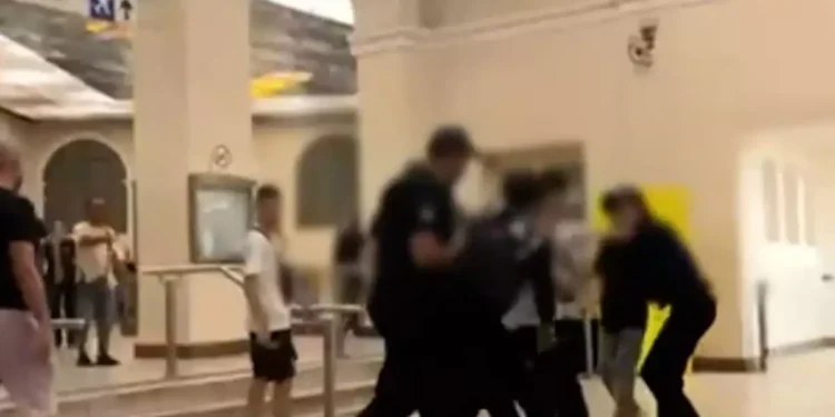 Μοναστηράκι: Μπουνιές και κλωτσιές μέσα στον σταθμό του Μετρό για ένα κινητό