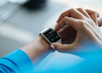 Σχολεία: Τι ισχύει για τα smartwatch μετά την απαγόρευση των κινητών