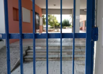 Νέα Φιλαδέλφεια: Συνελήφθη παλαιοημερολογίτης ιερέας που αυνανιζόταν έξω από σχολείο αλλά έλεγε πως προσευχόταν