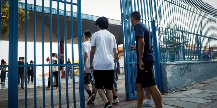 Κυριάκος Μητσοτάκης: Πιλοτική τοποθέτηση locker για κινητά τηλέφωνα στα σχολεία