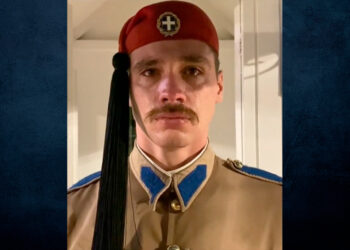 Εύζωνας έβαλε τα κλάματα στην τελευταία υπηρεσία του – «Όλη η Ελλάδα κρύβεται στα δακρυσμένα μάτια του»