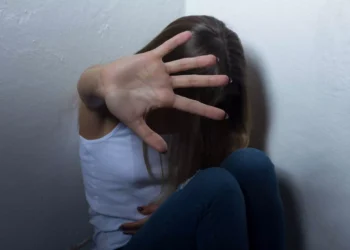 Γλυφάδα: 30 άτομα με δέκα μαυροφορεμένα αγόρια ξυλοκόπησαν άγρια την 14χρονη