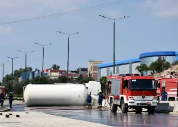 Λεωφόρος Σχιστού: Τούμπαρε βυτιοφόρο – Διακοπή κυκλοφορίας