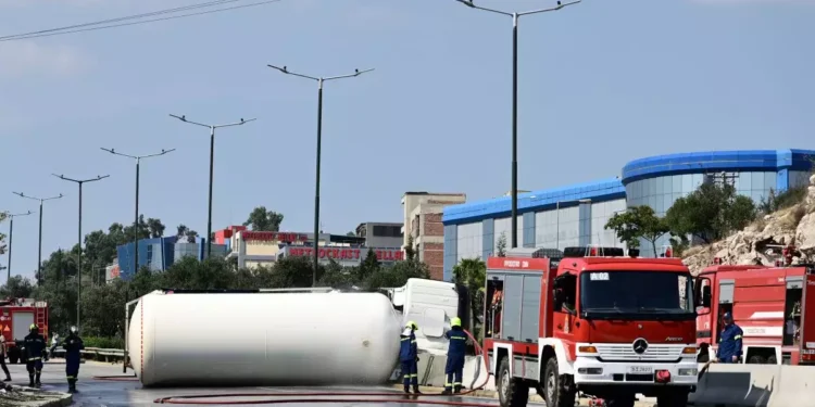 Λεωφόρος Σχιστού: Τούμπαρε βυτιοφόρο – Διακοπή κυκλοφορίας