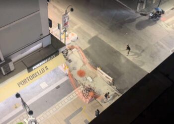 Άγριος καβγάς στην πλατεία της Λάρισας: Τον κυνήγησε και του πέταξε τσιμεντόλιθο