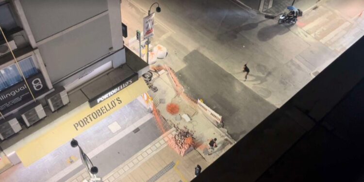 Άγριος καβγάς στην πλατεία της Λάρισας: Τον κυνήγησε και του πέταξε τσιμεντόλιθο