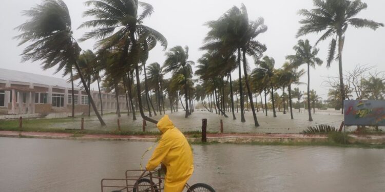 Ο «τυφώνας-τέρας» Μίλτον απειλεί να «πνίξει» τη Φλόριντα: «Φύγετε, είναι θέμα ζωής και θανάτου»
