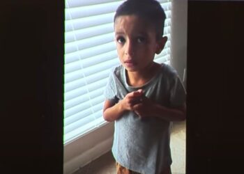 ΗΠΑ: 4χρονο αγόρι ζητιανεύει για ψωμί από τον πατέρα του πριν πεθάνει από ασιτία – Σπαρακτικό βίντεο