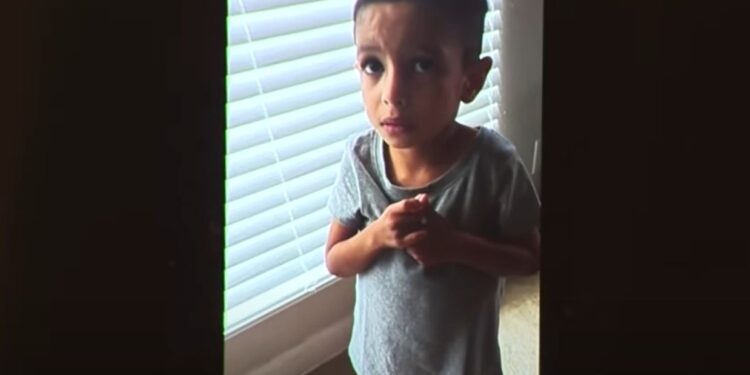 ΗΠΑ: 4χρονο αγόρι ζητιανεύει για ψωμί από τον πατέρα του πριν πεθάνει από ασιτία – Σπαρακτικό βίντεο