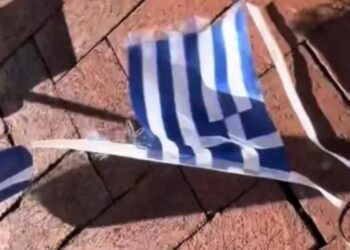 ΗΠΑ: Γυναίκα σε αμόκ έσκιζε με μανία ελληνικές σημαίες γιατί νόμιζε ότι είναι του Ισραήλ