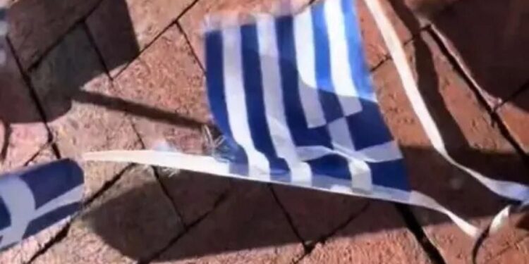 ΗΠΑ: Γυναίκα σε αμόκ έσκιζε με μανία ελληνικές σημαίες γιατί νόμιζε ότι είναι του Ισραήλ