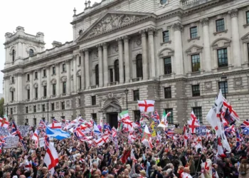 Βρετανία: Χιλιάδες διαδηλωτές στο κέντρο του Λονδίνου κατά των μεταναστών – Φώναζαν συνθήματα υπέρ του Τραμπ