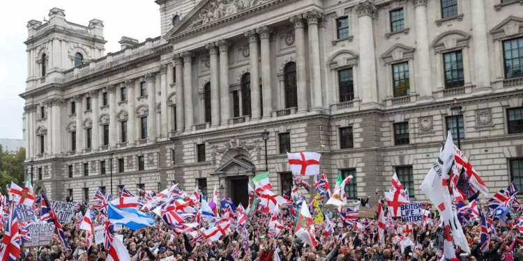 Βρετανία: Χιλιάδες διαδηλωτές στο κέντρο του Λονδίνου κατά των μεταναστών – Φώναζαν συνθήματα υπέρ του Τραμπ