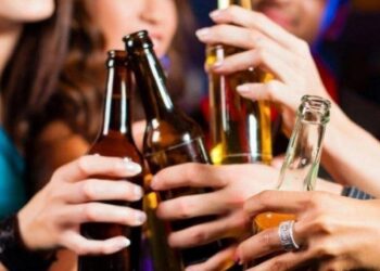 Βουλιαγμένη: «Ένιωσαν ότι τα ποτά είναι “μπόμπα”», λέει μαθήτρια – Τι έδειξε έρευνα της Ασφάλειας