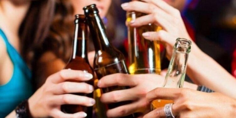 Βουλιαγμένη: «Ένιωσαν ότι τα ποτά είναι “μπόμπα”», λέει μαθήτρια – Τι έδειξε έρευνα της Ασφάλειας