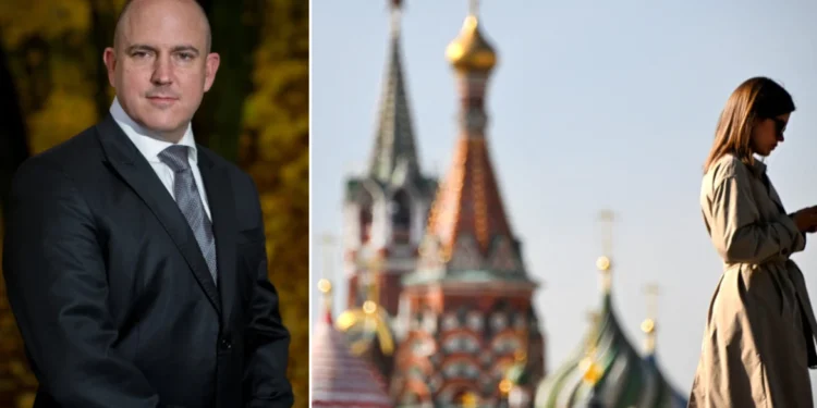 Πρώην αστυνομικός στη Φλόριντα διέφυγε στη Μόσχα και έγινε επικεφαλής των fake news κατά της Δύσης και της Κάμαλα Χάρις