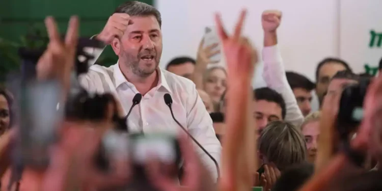 Οι επόμενες κινήσεις Ανδρουλάκη «για να γυρίσει ο ήλιος» του ΠΑΣΟΚ – Τι του ζητούν μετά τον «περίπατο» επί Δούκα