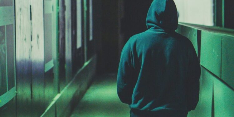 Ηράκλειο: Συνελήφθη ανήλικος με ρέπλικα και «πεταλούδα» – Χειροπέδες και στον πατέρα του