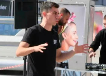 Φειδίας Παναγιώτου: Οργάνωσε διαδήλωση μαθητών κατά της απαγόρευσης των κινητών στα σχολεία και… πήγε μόνος του