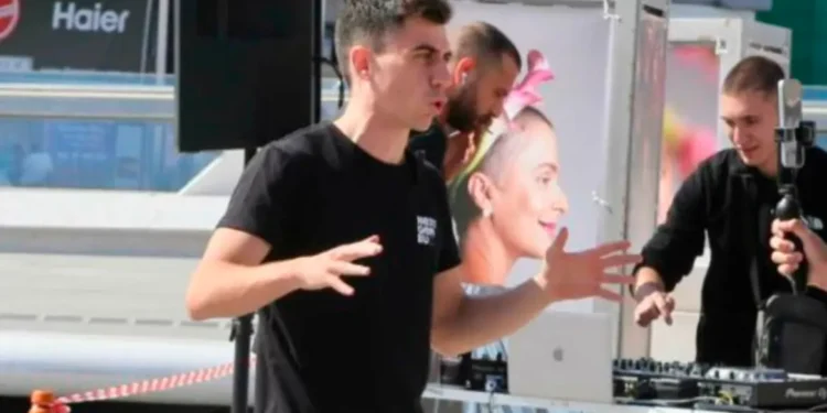 Φειδίας Παναγιώτου: Οργάνωσε διαδήλωση μαθητών κατά της απαγόρευσης των κινητών στα σχολεία και… πήγε μόνος του