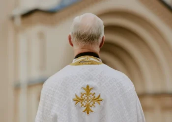 Καθολική Εκκλησία της Ελλάδος: Γνωστός στις αρχές ο επιχειρηματίας που βοήθησε ιερείς να ξεπλύνουν 3 εκατ. ευρώ