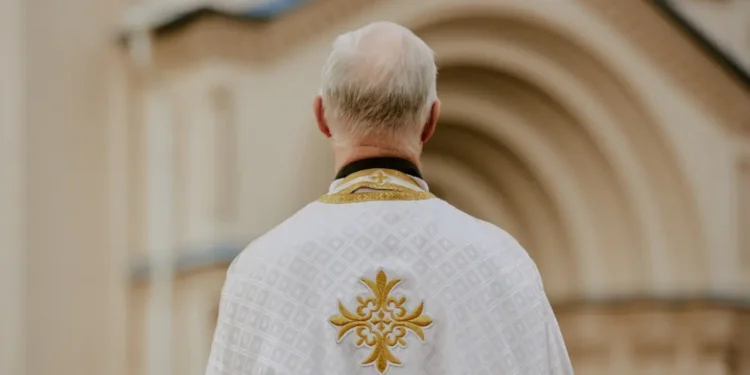 Καθολική Εκκλησία της Ελλάδος: Γνωστός στις αρχές ο επιχειρηματίας που βοήθησε ιερείς να ξεπλύνουν 3 εκατ. ευρώ