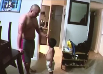 Αθώος ο πατέρας του αγοριού που εκλιπαρούσε για ένα κομμάτι ψωμί – Πώς οι δικηγόροι του ανέτρεψαν την κατηγορία