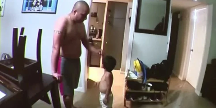 Αθώος ο πατέρας του αγοριού που εκλιπαρούσε για ένα κομμάτι ψωμί – Πώς οι δικηγόροι του ανέτρεψαν την κατηγορία