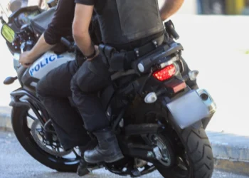 Συγγρού: Τροχαίο με δύο αστυνομικούς που επέβαιναν σε υπηρεσιακή μηχανή και ΙΧ