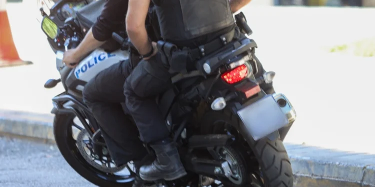 Συγγρού: Τροχαίο με δύο αστυνομικούς που επέβαιναν σε υπηρεσιακή μηχανή και ΙΧ