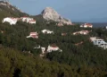 Εκτός σχεδίου δόμηση: Έρχεται ρύθμιση με αλλαγές – Βγαίνει η δουλεία διόδου από το σχέδιο της κυβέρνησης