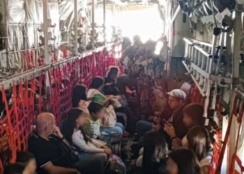 ΓΕΕΘΑ: Νέες φωτογραφίες μέσα στο C-130 από την επιχείρηση απομάκρυνσης Ελλήνων από τον Λίβανο