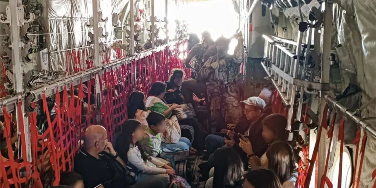 ΓΕΕΘΑ: Νέες φωτογραφίες μέσα στο C-130 από την επιχείρηση απομάκρυνσης Ελλήνων από τον Λίβανο