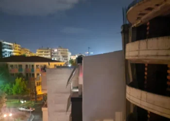 Θεσσαλονίκη: Διασωληνωμένος με σοβαρά τραύματα ο 14χρονος που έκανε παρκούρ και έπεσε από την ταράτσα πολυκατοικίας