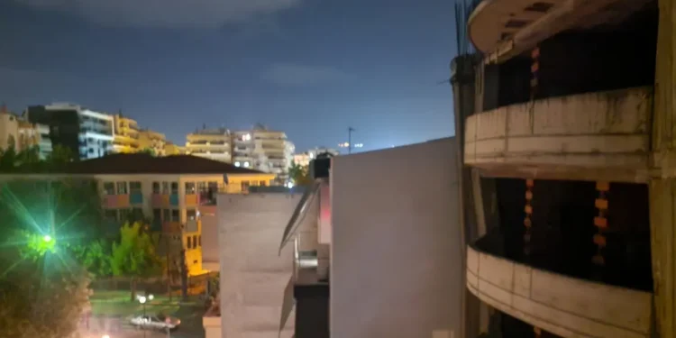 Θεσσαλονίκη: Διασωληνωμένος με σοβαρά τραύματα ο 14χρονος που έκανε παρκούρ και έπεσε από την ταράτσα πολυκατοικίας